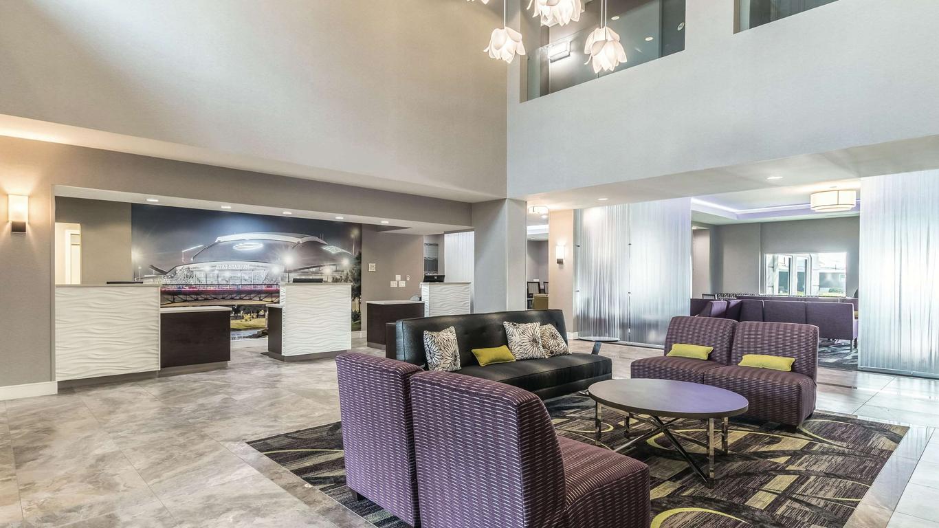 La Quinta Inn & Suites by Wyndham Arlington North 6 Flags Dr