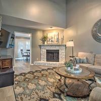 Modern Townhome with Fireplace Near Stoll Park