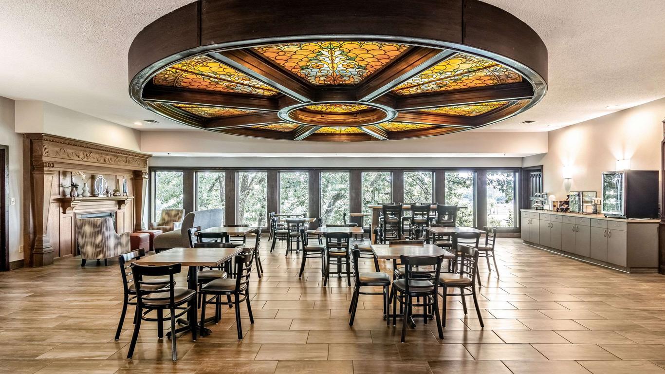 Riverview Inn & Suites, Ascend Hotel Collection