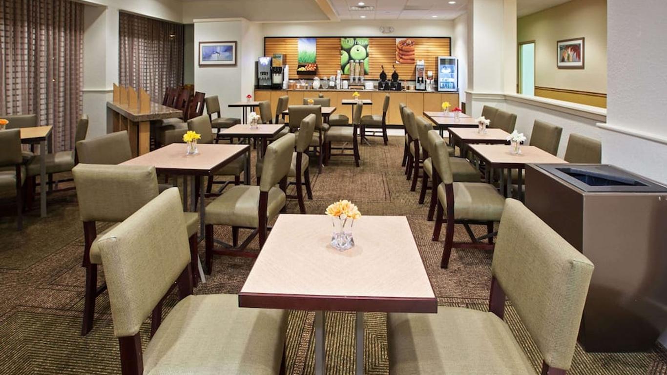 La Quinta Inn & Suites by Wyndham Nashville Airport/Opryland